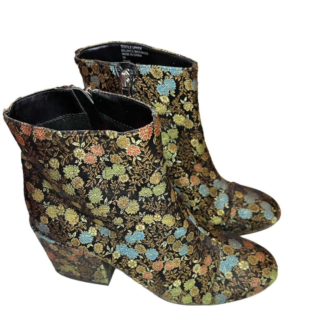 Charles by Charles David Quincey Bootie mismatched 2 sizes right 8M left 7 1/2M - Picture 2 of 12